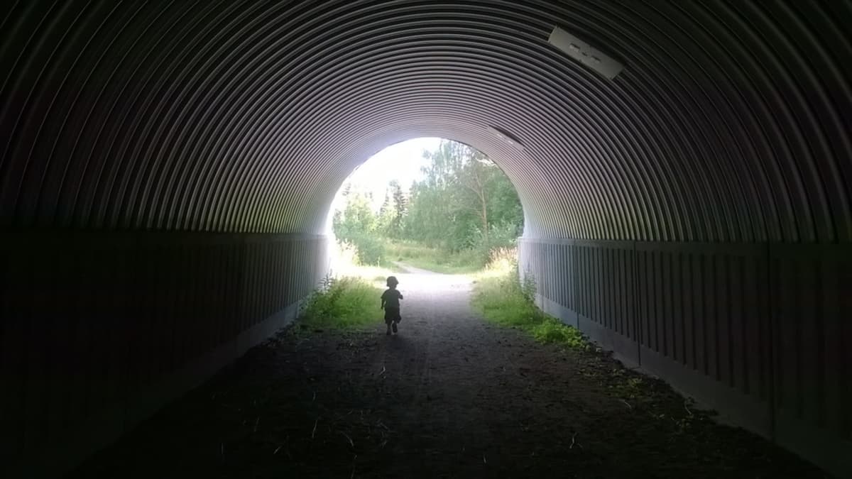 Pieni lapsi tunnelissa