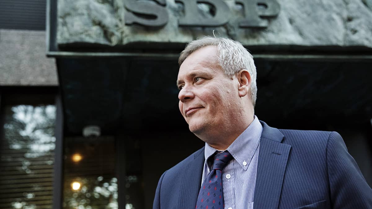 Antti Rinne kommentoi ydinvoimaesitystä SDP:n puoluetoimiston edessä Helsingissä maanantaina.