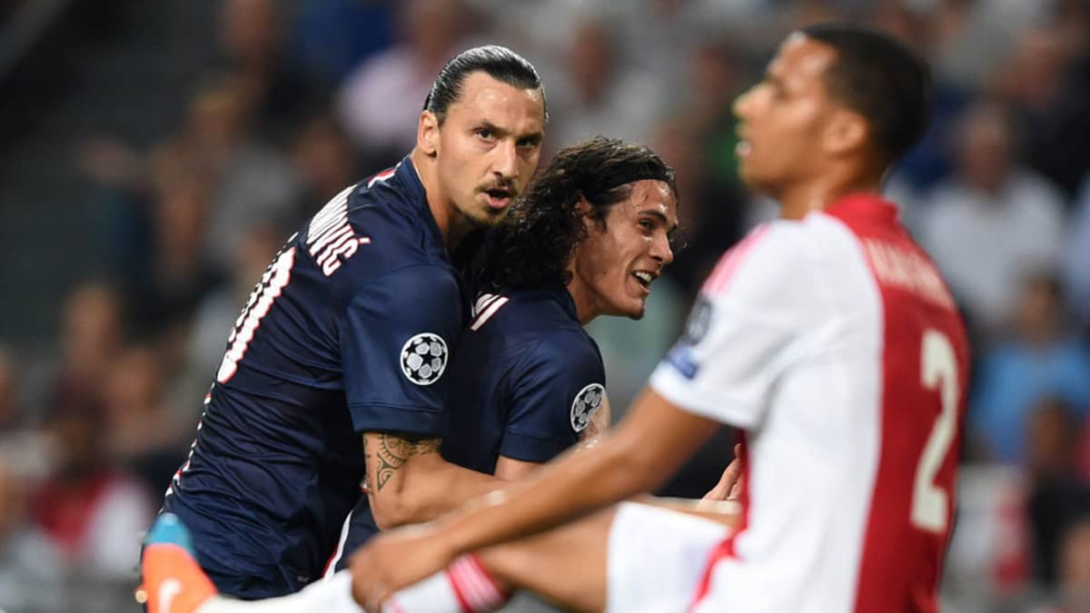 PSG:n Zlatan Ibrahimovic ja Edinson Cavani juhlivat maalia Ajaxia vastaan.