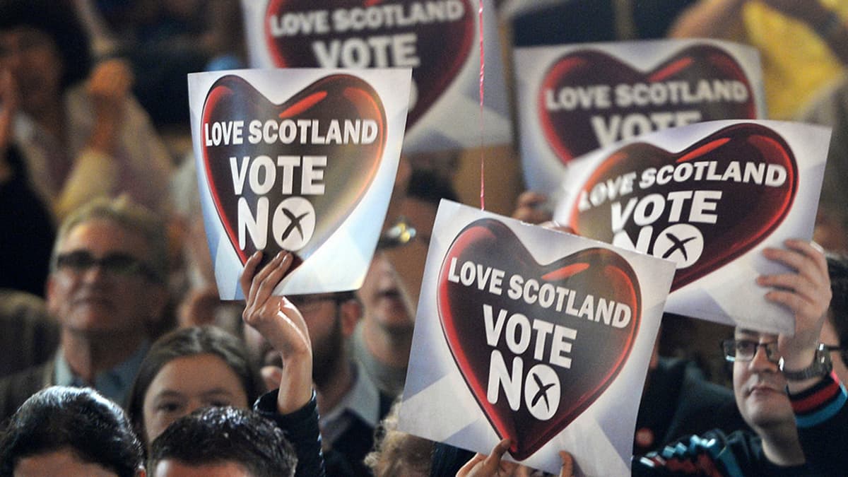Skotlannin itsenäistymistä vastustavat pitivät "Ei" -kylttejä Glasgowssa, Skotlannissa keskiviikkona.