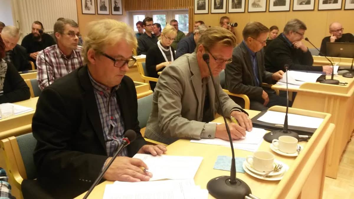 Kittilän kunnanvaltuuston keskustan valtuustoryhmän puheenjohtaja Markku Mäkitalo (vasemmalla).