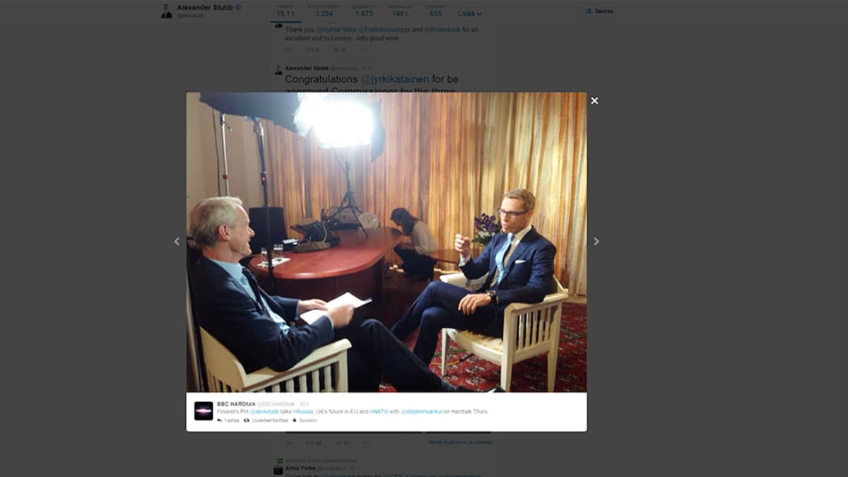 Kuvankaappaus pääministeri Alexander Stubbin (kok.) twiittaamasta BBC Hard Talkin valokuvasta, jossa hän oli vieraanan keskiviikkona 8. lokakuuta.