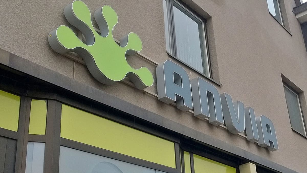 Kuvassa Anvian kyltti Seinäjoen myymälän Seinässä. 