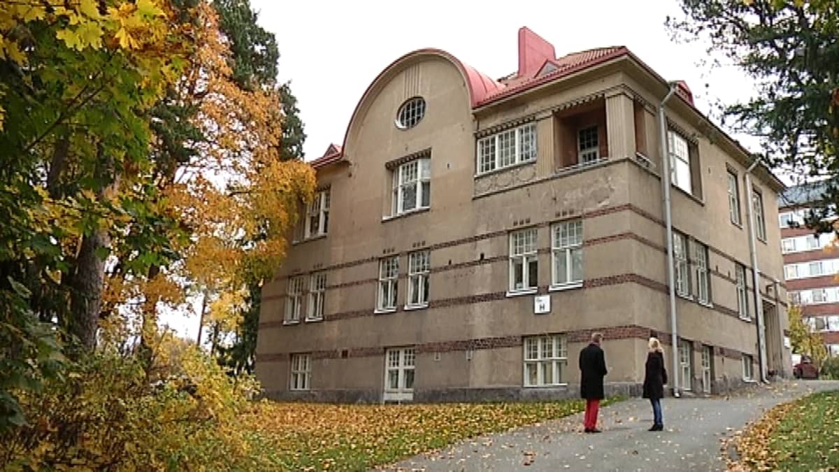 Nykyisin tyhjillään oleva hallintorakennus kuuluu Koskelan sairaala-alueen vanhimpiin rakennuksiin.