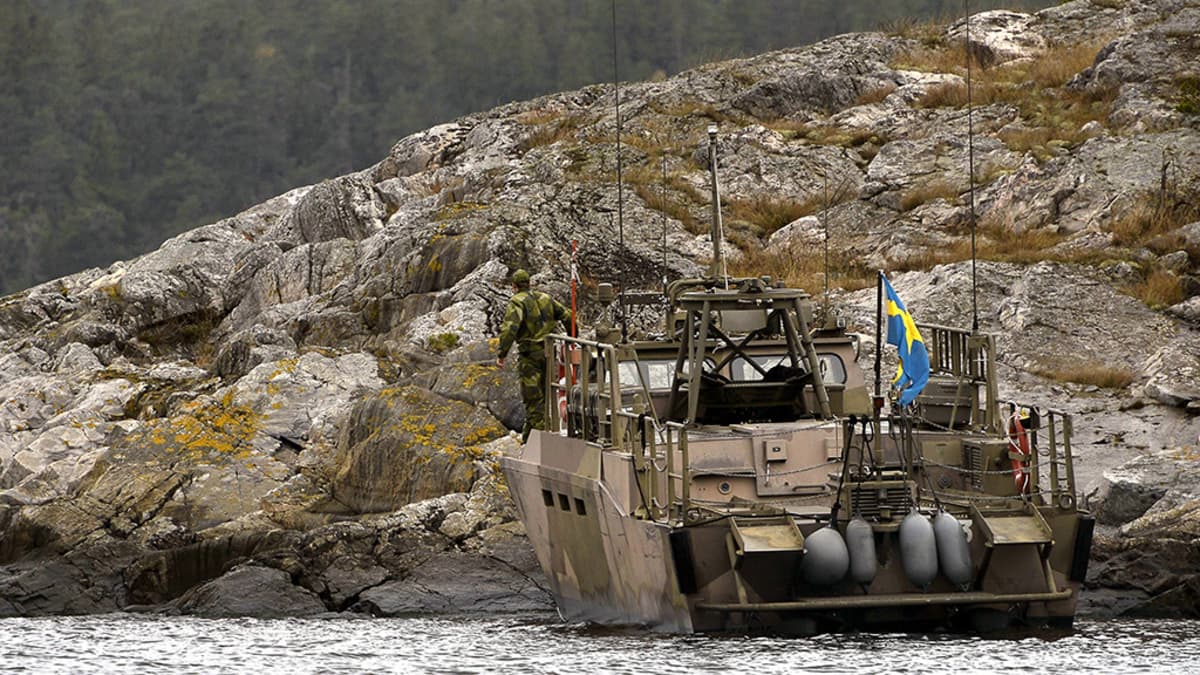 Puolustusvoimat jatkoivat etsintöjä Tukholman saaristossa maanantaina.
