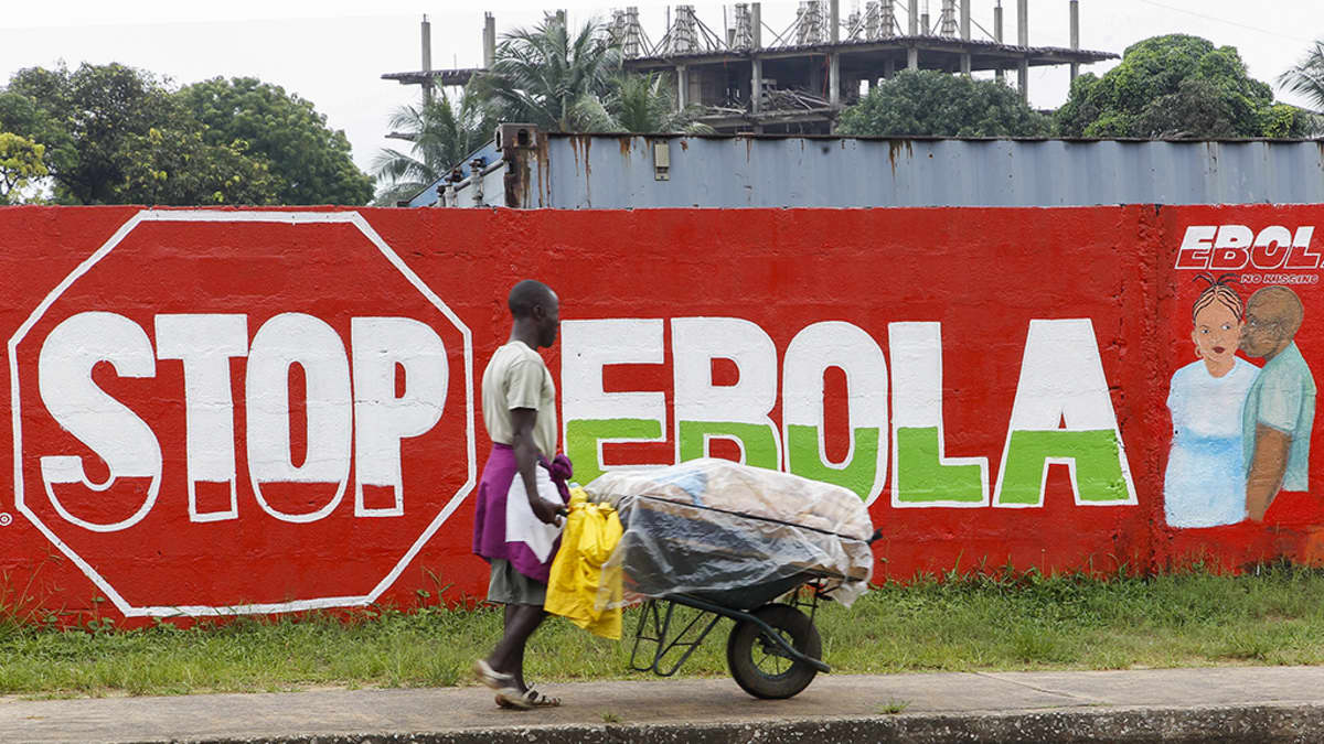 Liberialalinen mies kävelee Monroviassa.