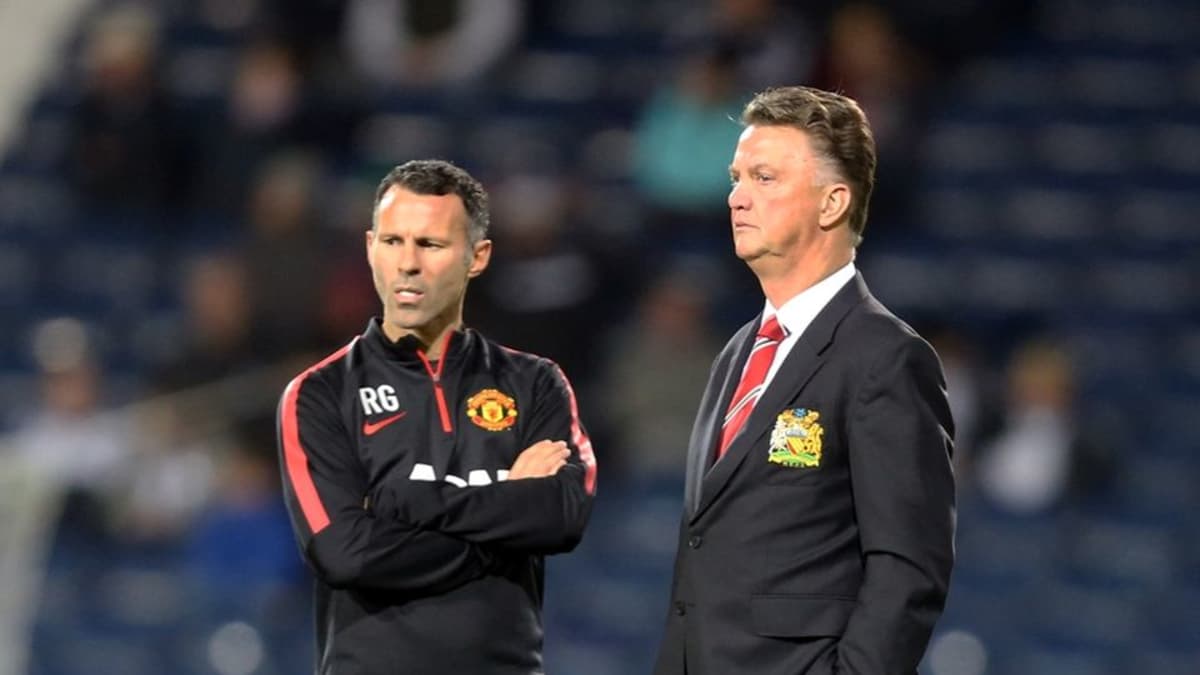 Manchester Unitedin manageri Louis van Gaal (oik.) ja avustava manageri Ryan Giggs (vas.) seisovat kentän laidalla.