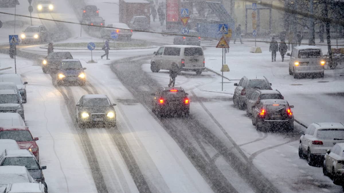 Helsingin keskustassa satoi lunta 21. marraskuuta 2014. 