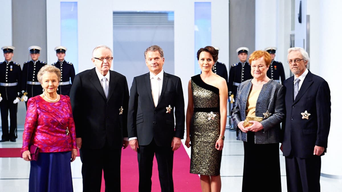 Former President Martti Ahtisaari and his wife Eeva join President Sauli Niinistö and his wife Jenni Haukio and Former President Tarja Halonen and her husband Pentti Arajärvi. 