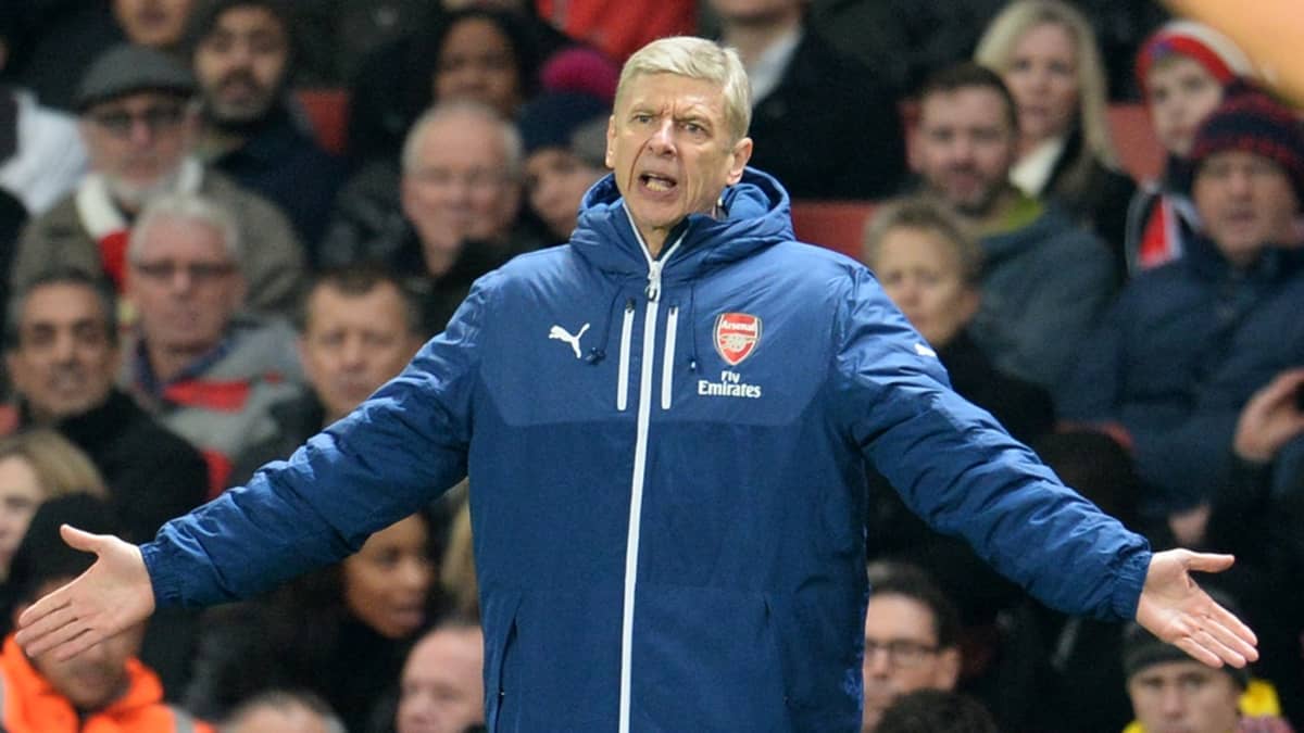 Arsenalin manageri Arsène Wenger levittelee käsiään kentän laidalla.