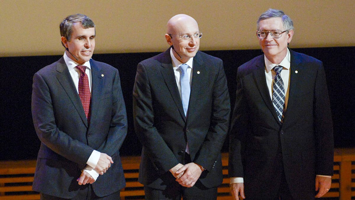 Kolme miestä seisoo vierekkäin Eric Betzig, Stefan W. Hell ja William E. Moerner.