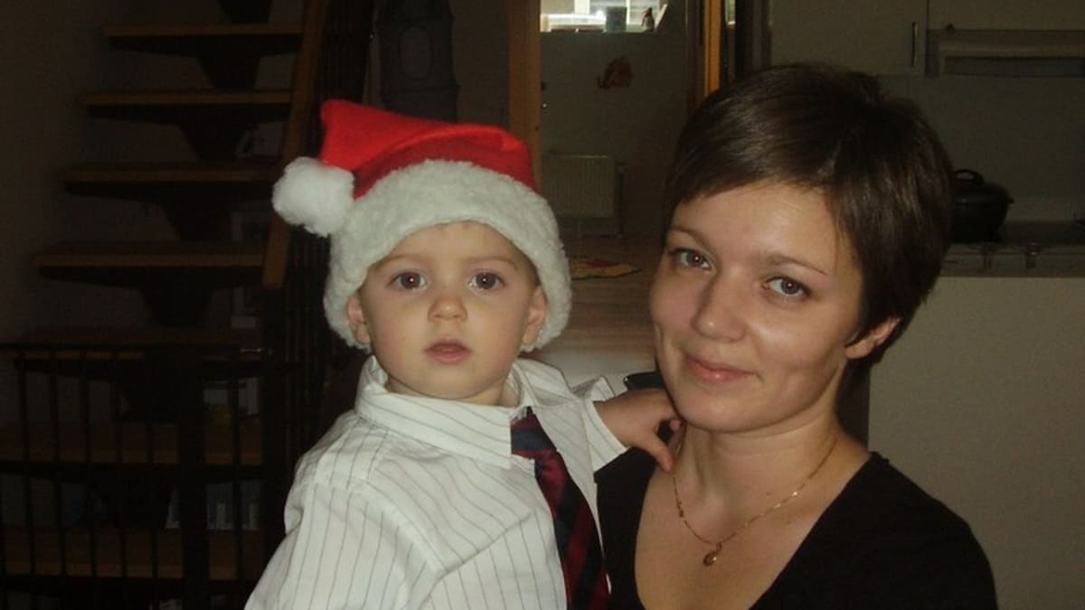 Heidi Miettinen poikansa kanssa.