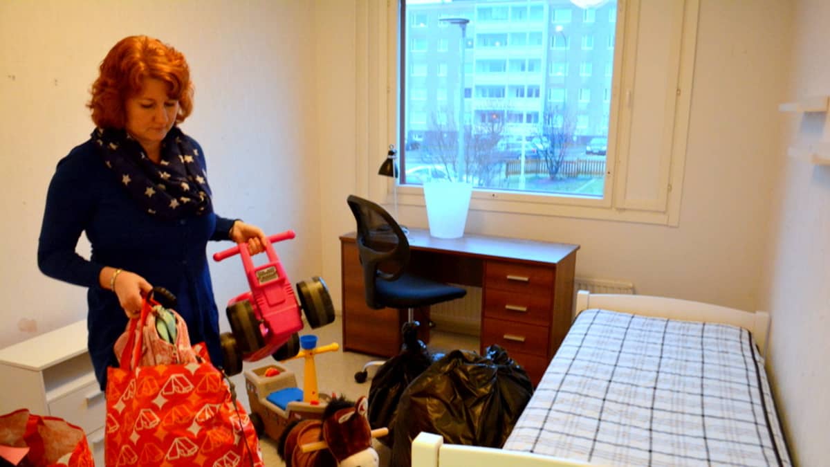 Perhetyöntekijä siivoaa suljettua lastensuojeluyksikköä Torniossa