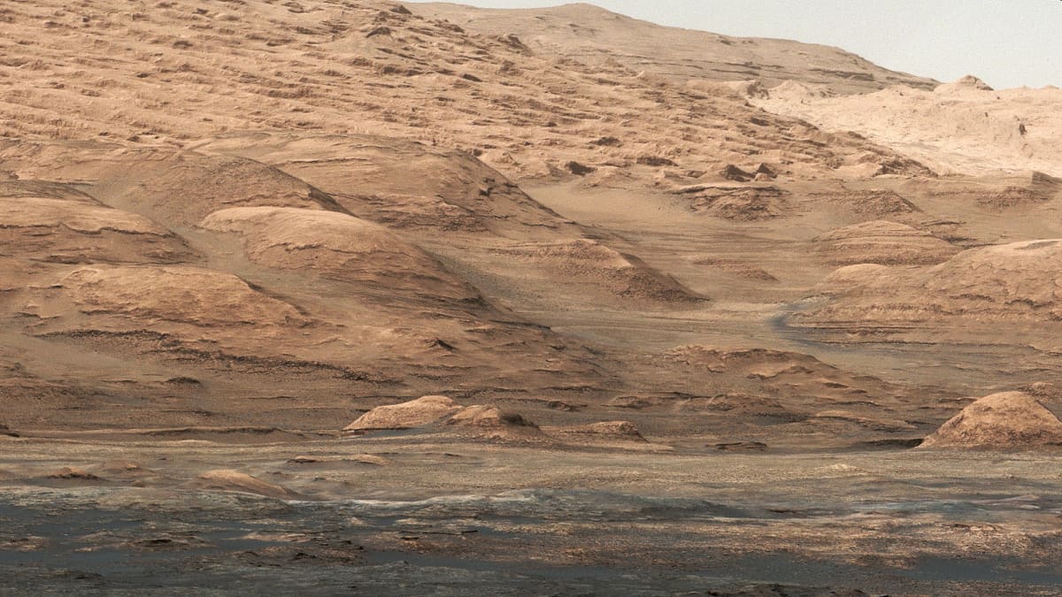 Curiosity-mönkijän ottamista kuvista näkyy Marsin vuoristoinen maasto.