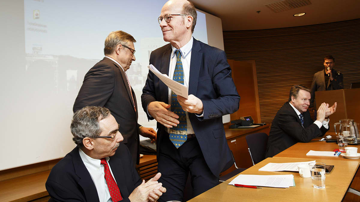 Kokoomuspoliitikkojen konkarikvartetti Ben Zyskowicz (vas), Pertti Salolainen, Kimmo Sasi sekä Ilkka Kanerva kertoivat näkemyksiään Suomen lähialueiden tulevaisuudesta puolueen Mestarit lavalla -keskustelutilaisuudessa Helsingissä keskiviikkona.