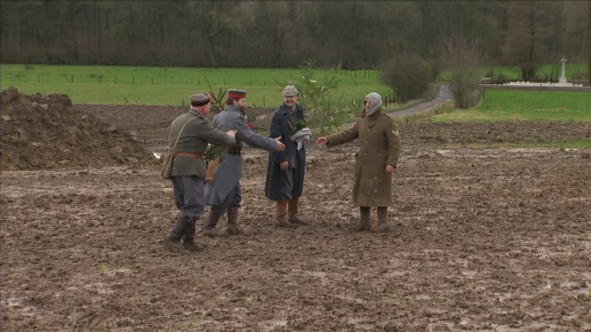 Yksittäisiä aselepoja solmittiin satakunta, ja jopa tuhannet sotilaat lopettivat taistelemisen jouluna 1914.