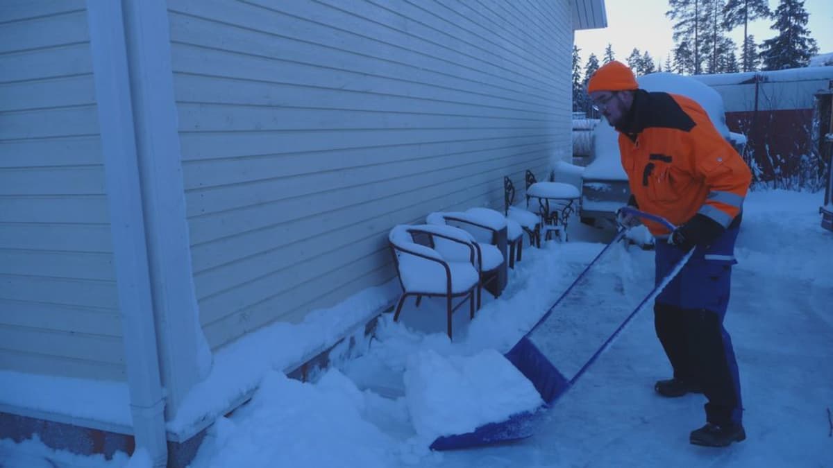 Omakotitalkkari Arto Katara tekee lumitöitä. 