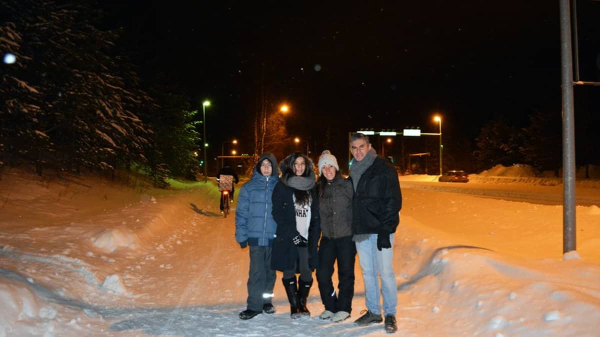 Venezuelesta Espanjaan ja sieltä Suomeen muuttanut nelihenkinen perhe uuden kotikaupunkinsa Kajaanin talveisella kadulla lumen ja pimeän keskellä.