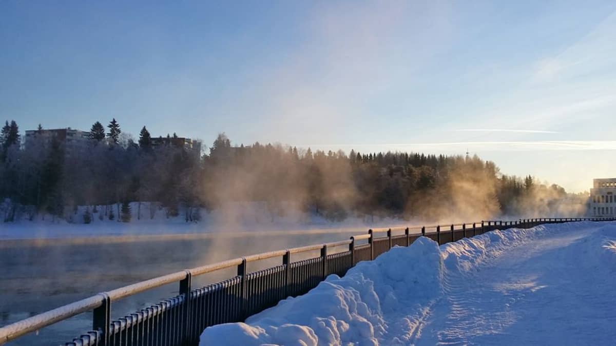 Kajaaninjoki höyryää pakkasessa.