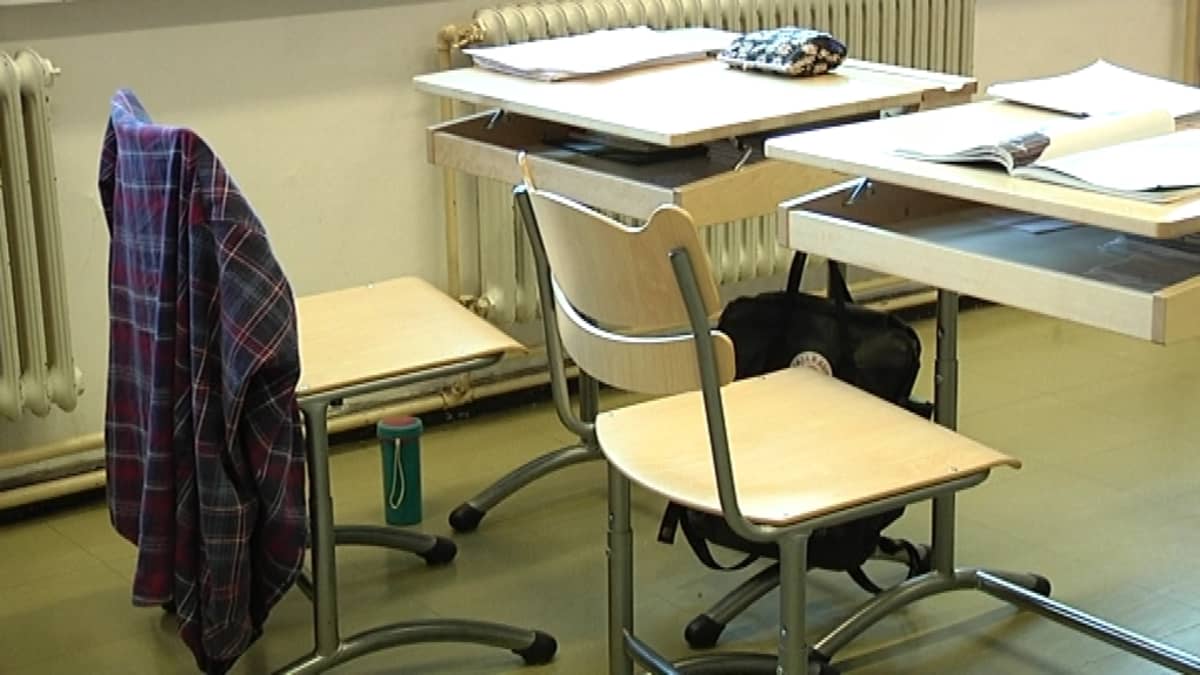 Tyhjät pulpetit luokkahuoneessa.