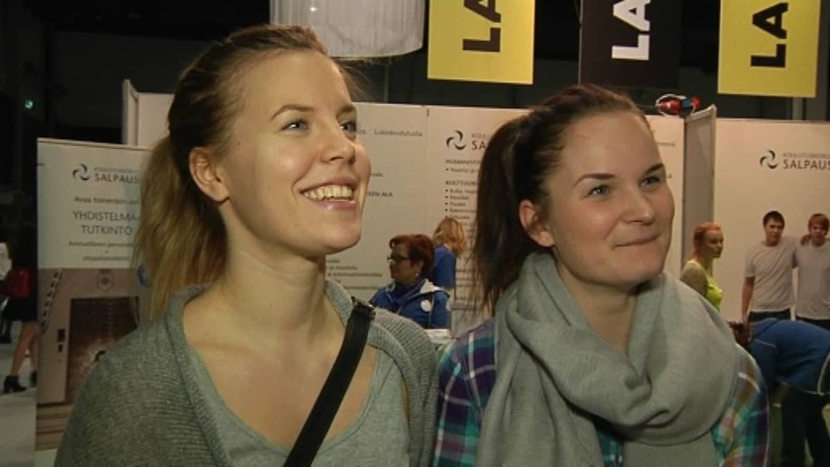 Tiina kantoja ja Martta Keskitalo