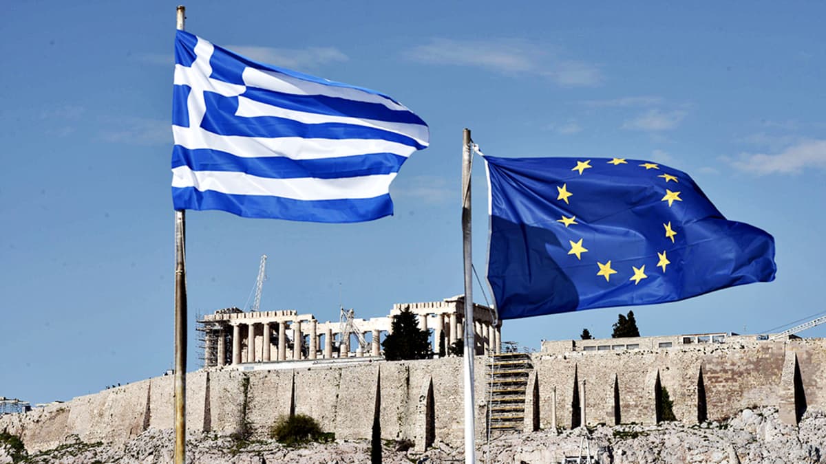 Kreikan ja EU: n liput liehuvat Akropolis -kukkulan juurella Ateenassa. 