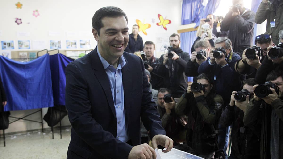 Alexis Tsipras äänestämässä.