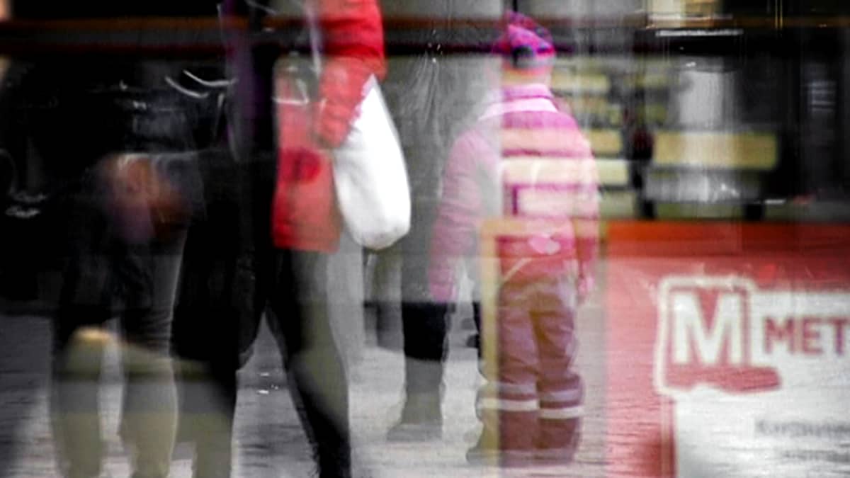 Lapsen ja aikuisten kuva heijastuu ikkunasta