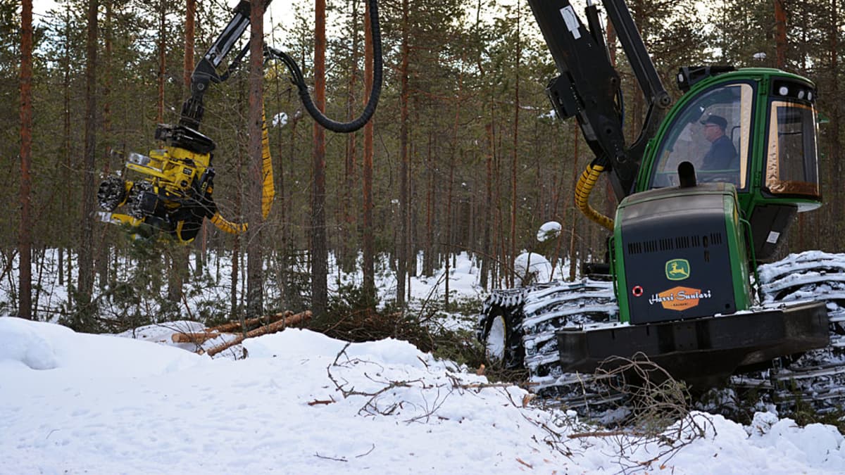 Monitoimikone metsänhoitotöissä.