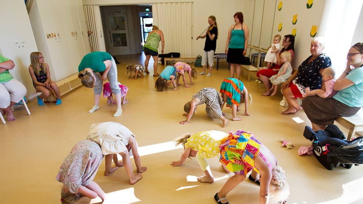 Suomalaislapsia on rokotettu tuhkarokkoa vastaan vuodesta 1975. Kuvassa on menossa päiväkodin tanssihetki Kangasalla.