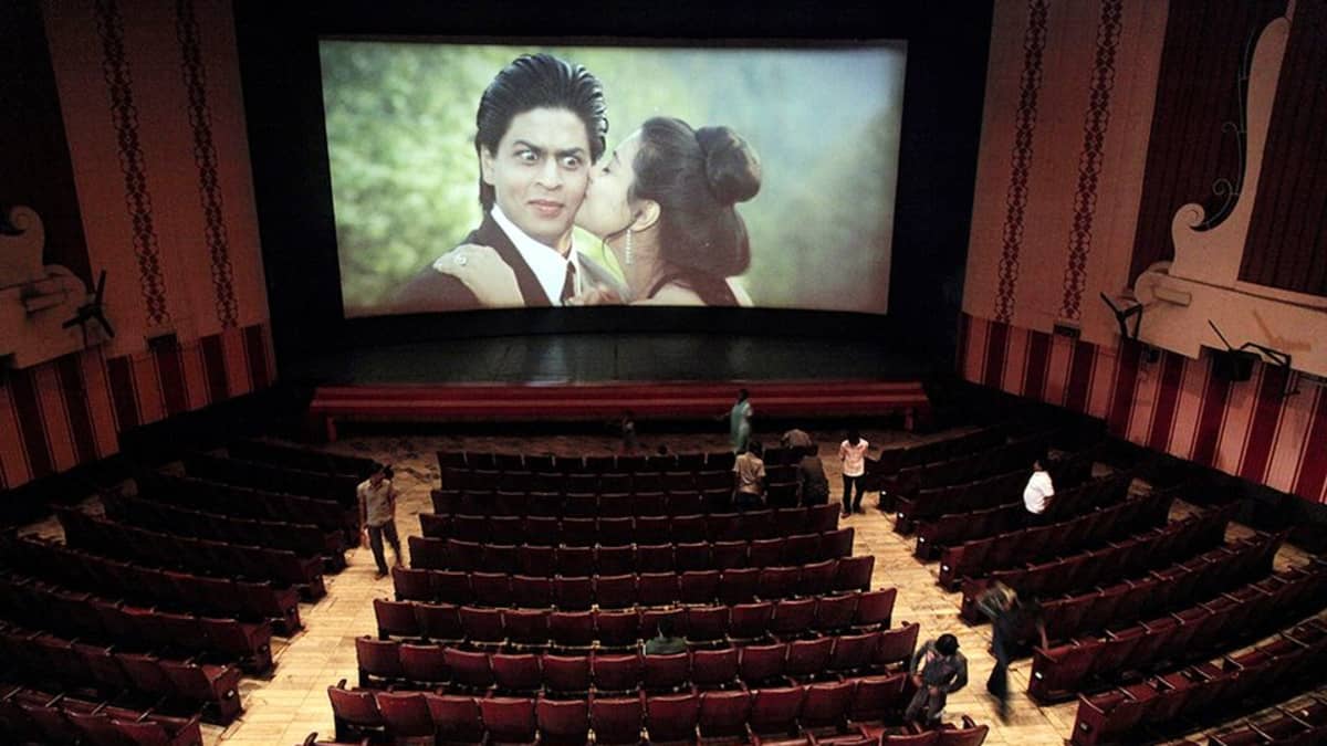 Dilwale Dulhania Le Jayenge -elokuva pyörii Maratha Mandir -elokuvateatterissa Mumbaissa. Kuva on otettu huhtikuussa 2013.