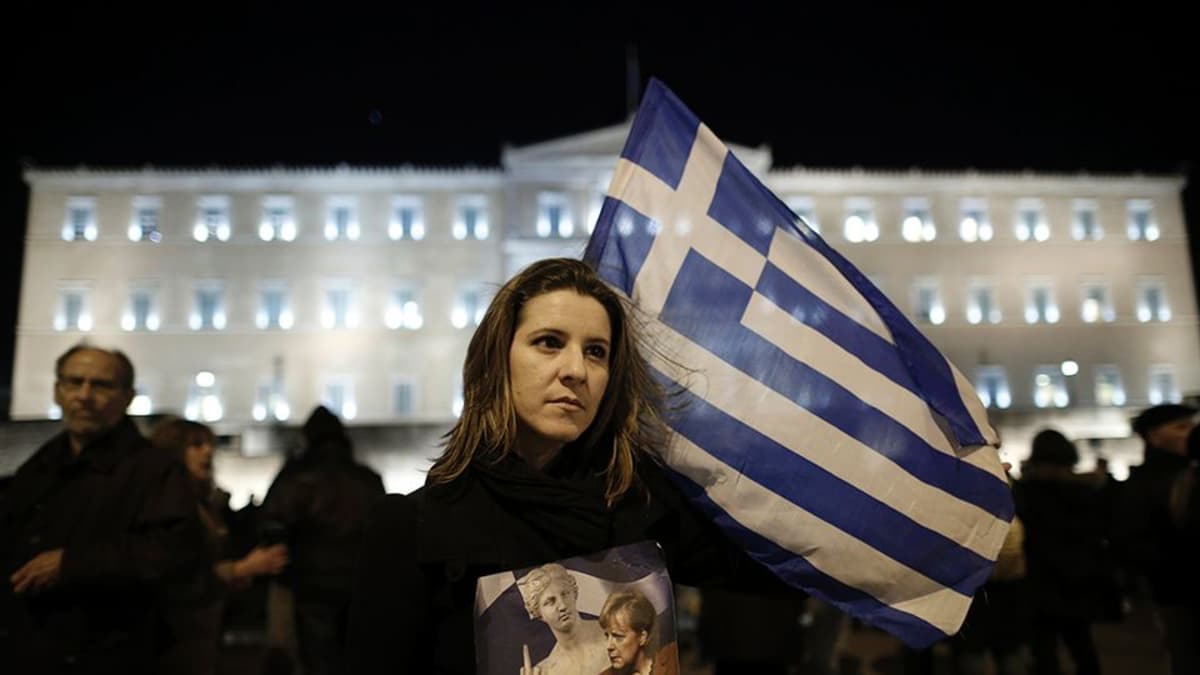 Mielenosoittajia Ateenassa.