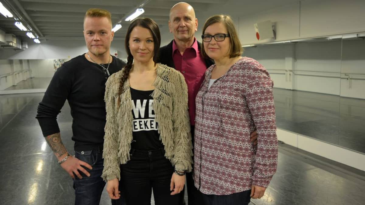 Tanssii tavisten kanssa -kilpailijat Sami Tuomainen, Terhi Karjalainen, Martti Komulainen ja Jaana Sankilampi poseeraavat.