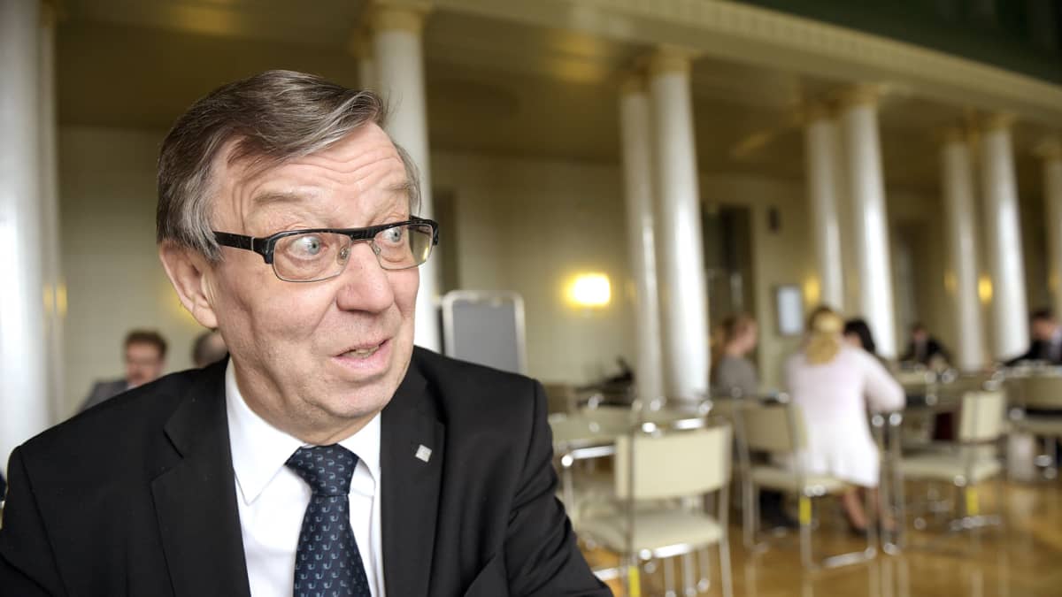 Kansanedustaja Kari Rajamäki 10. maaliskuuta eduskunnan kahviossa.