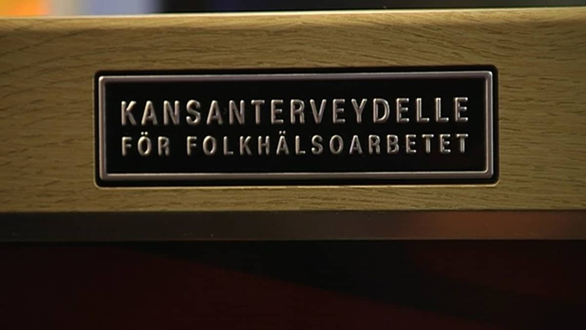 Kansanterveydelle-kyltti Pajatson kyljessä.
