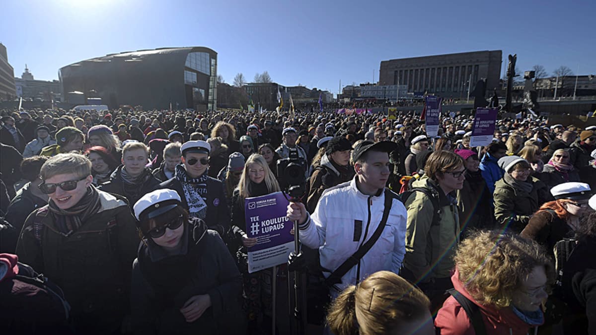 Opintotukileikkausten vastainen mielenosoitus eduskuntatalon edessä Kansalaistorilla Helsingissä 13. maaliskuuta 2015. 