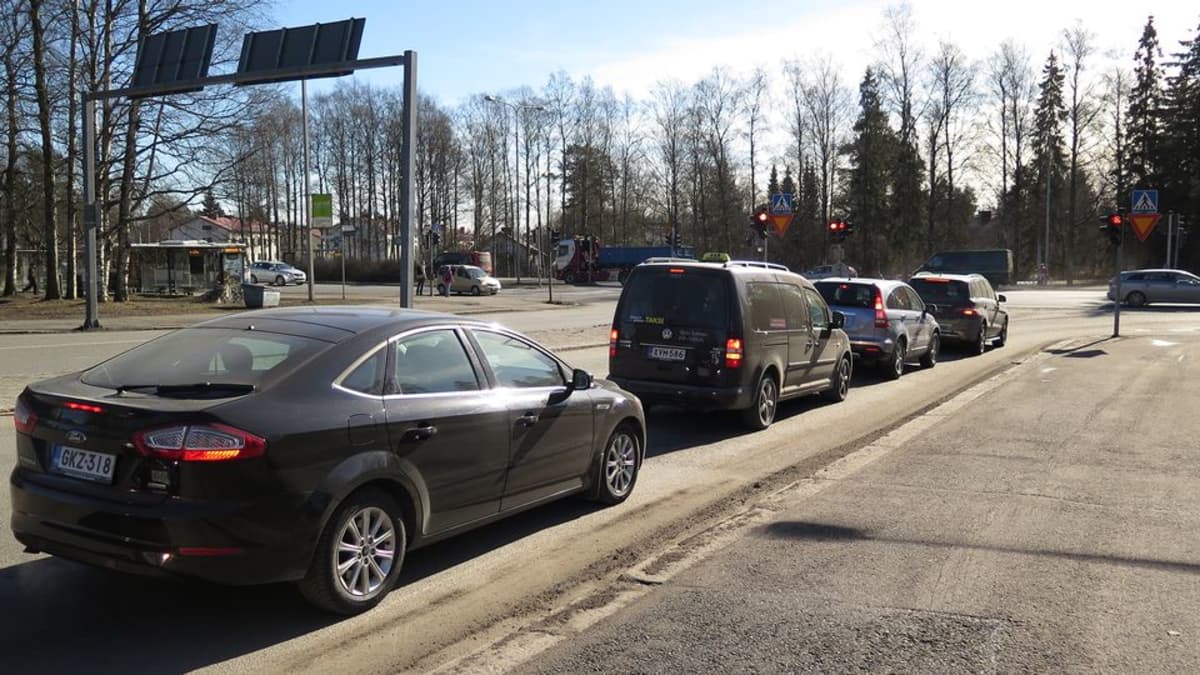 Autoja jonottaa Kuntokadulla Teiskontielle pääsyä.