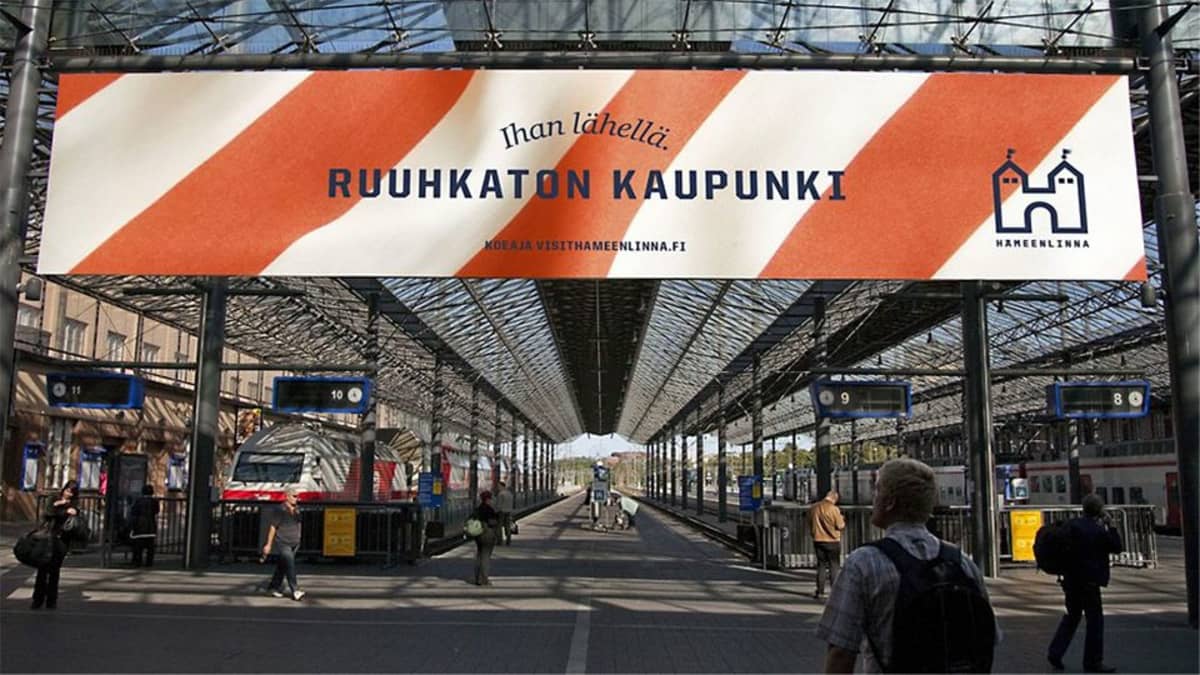 Mainoskuva Hämeenlinnan uuden brändin mahdollisesta käytöstä rautatieasemalla