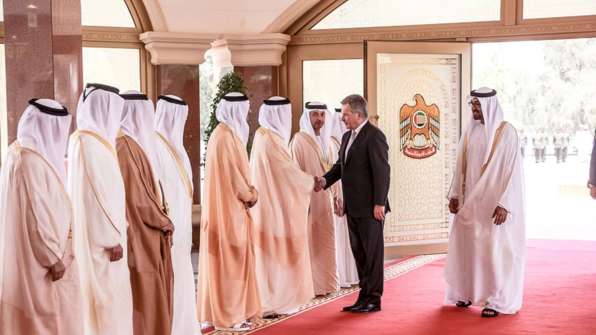 Presidentti Sauli Niinistö kättelee Arabiemiraattien delegaatiota 12. huhtikuuta 2015. Oikealla on Abu Dhabin kruununprinssi, sheikki Mohamed bin Zayed Al Nahyan.