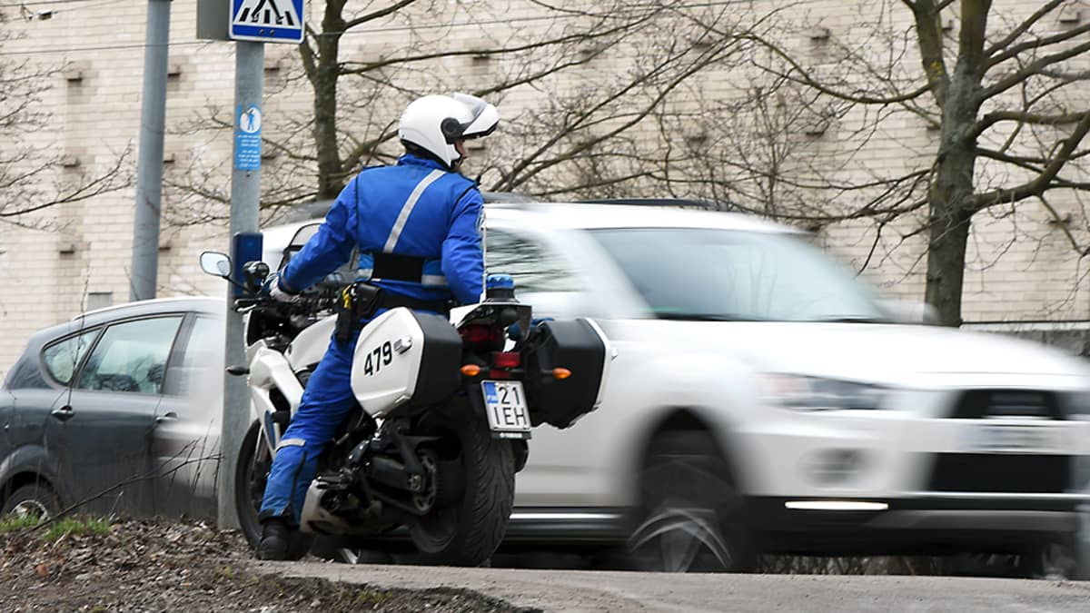 Moottoripyöräpoliisi mittasi tutkalla nopeuksia Veturitiellä, Helsingissä 16. huhtikuuta 2015. 