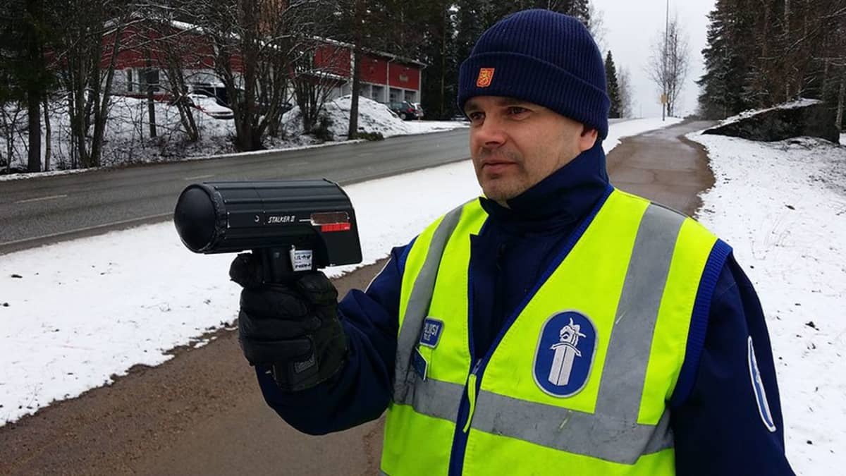 Kuvassa vanhempi konstaapeli Aki Kallio mittaa tutkalla nopeuksia