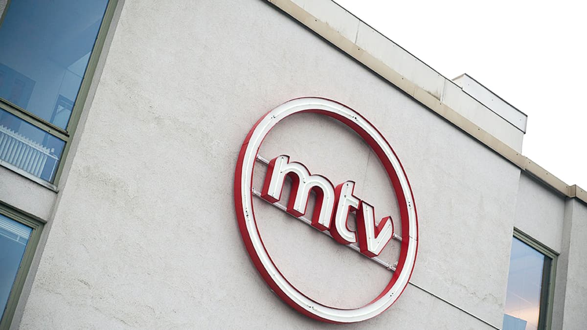 MTV:n logo betonisen konttorin ulkoseinässä Pasilassa.