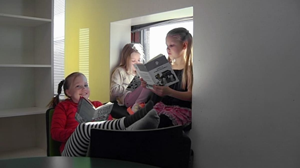 Lapset lukevat kirjoja Saunalahden koulussa Espoossa.