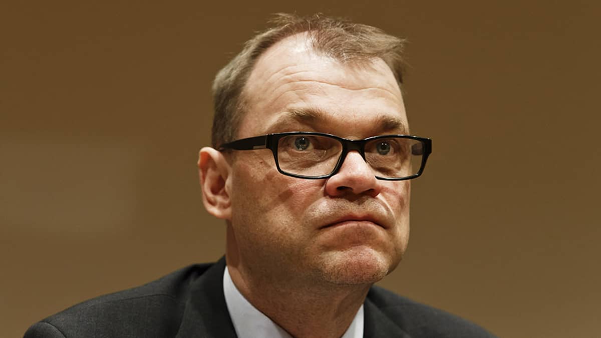 Keskustan puheenjohtaja Juha Sipilä tiedotustilaisuudessa eduskunnan Pikkuparlamentissa Helsingissä tiistaina 28. huhtikuuta 2015.