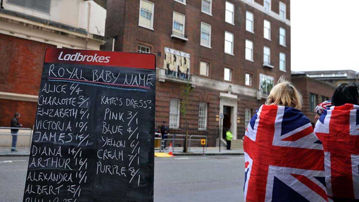 Lontoolaisen St. Maryn sairaalan edustalle on asetettu vedonlyöntitaulu, jossa kuninkaalliset fanit veikkaavat syntyvälle lapselle nimeä.