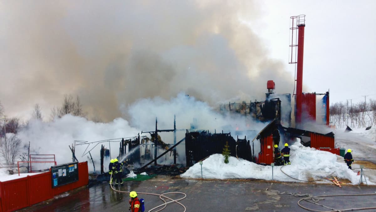 Enontekiön Kilpisjärven ainoa koulu tuhoutui tulipalossa täysin.