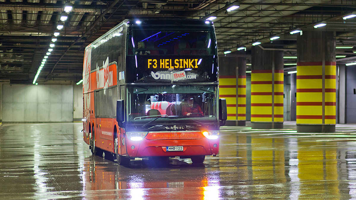 Kuvassa bussi Kampin liikennekeskuksessa Helsingissä 