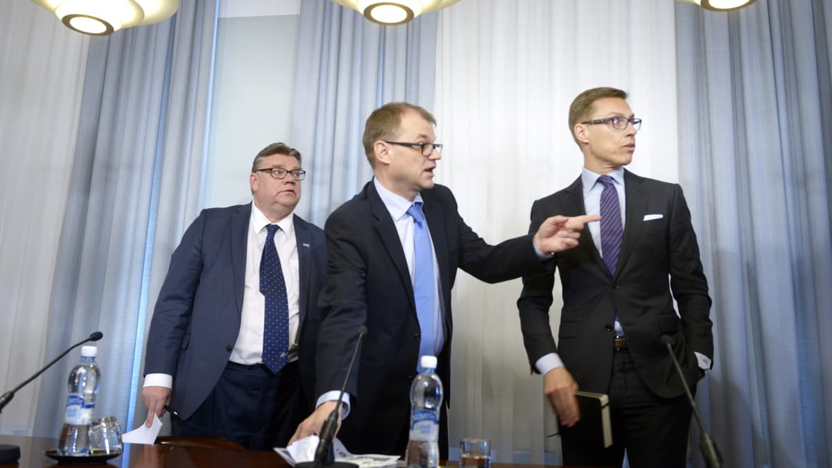Hallitusneuvotteluihin osallistuvien puolueiden puheenjohtajat, perussuomalaisten Timo Soini (vas.), keskustan Juha Sipilä (kesk.) ja kokoomuksen Alexander Stubb hallitusneuvottelujen tiedotustilaisuudessa Smolnassa Helsingissä 8. toukokuuta.