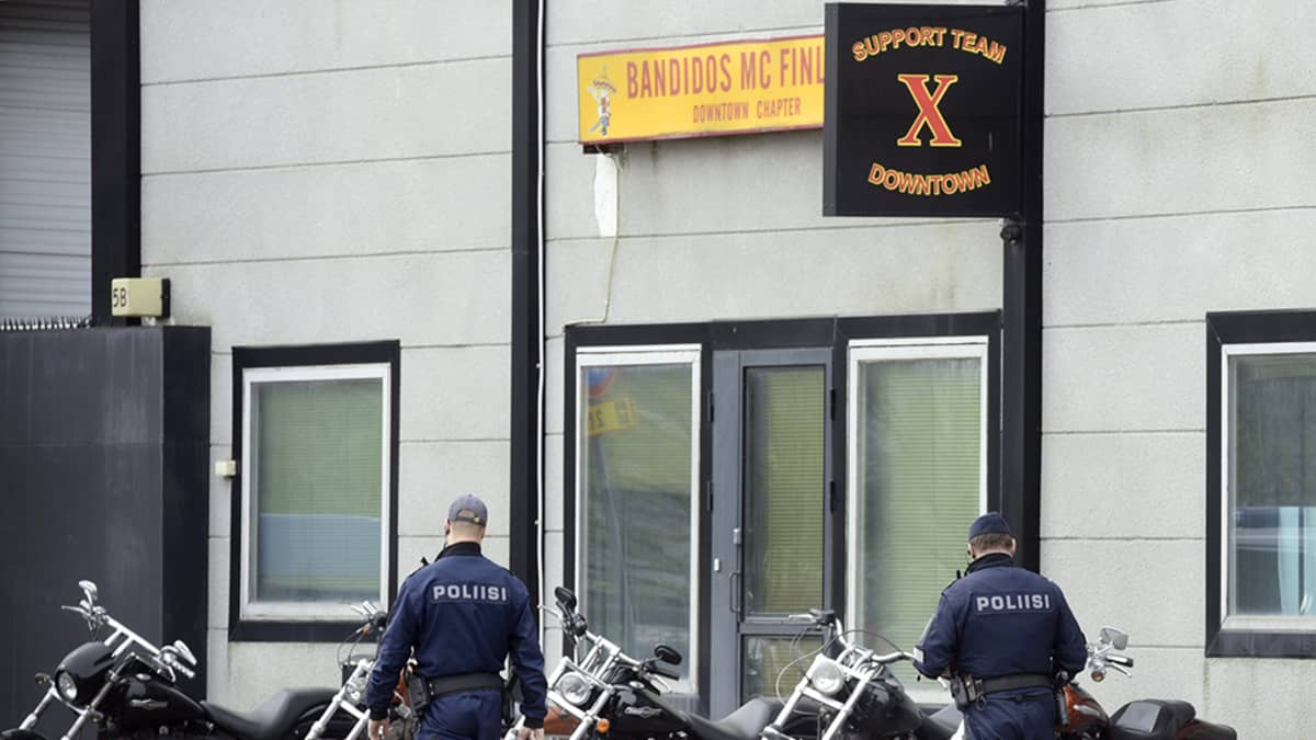 Poliisi ratsasi moottoripyöräjengi Bandidoksen kerhotiloja Helsingissä Kyläsaaressa tiistaiaamuna 12. toukokuuta.