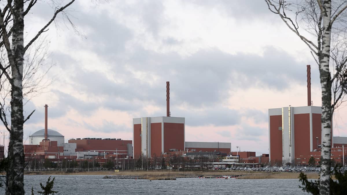 Olkiluodon ydinvoimalaitoksen kolme yksikköä Eurajoella 16. joulukuuta 2014. Rakenteilla oleva OL3-yksikkö näkyy kuvassa vasemmalla. 